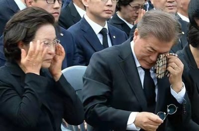 ​文在寅的复仇：大哥卢武铉跳崖明志后，他在墓碑上默默刻了4个字