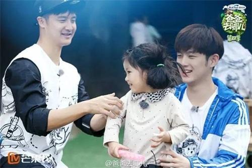 爸爸去哪儿第五季董力阿拉蕾回归(爸爸去哪儿4阿拉蕾圈粉原因是她花痴)(2)