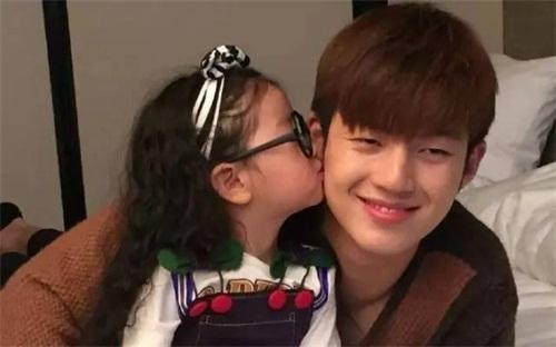 爸爸去哪儿第五季董力阿拉蕾回归(爸爸去哪儿4阿拉蕾圈粉原因是她花痴)(1)