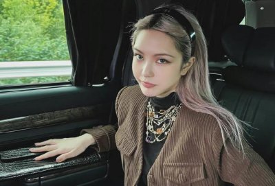 周扬青被扒跟男爱豆恋爱，微博小号间接认爱，男方小自己10岁