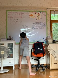 ​老戏骨许亚军又晒娃，大儿子颜值高太帅气，小儿子奋笔疾书是学霸