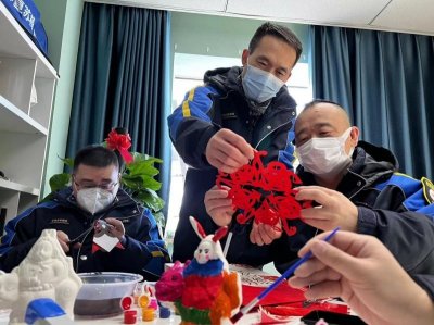 ​北京671路公交站台开启新春装扮