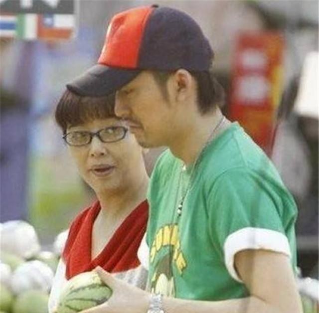 她是靳东前女友同居5年分手，又嫁给马伊琍前男友，如今生活幸福