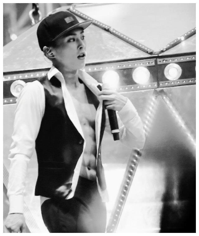 EXO全体成员腹肌大公开,九锥不仅颜值逆天腹肌也更优越