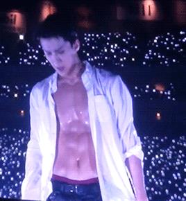 EXO全体成员腹肌大公开,九锥不仅颜值逆天腹肌也更优越