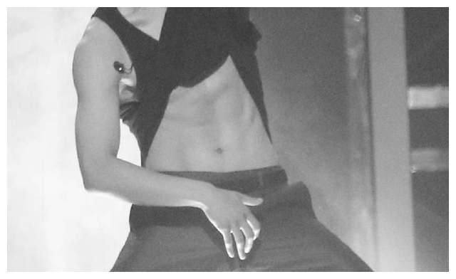 EXO全体成员腹肌大公开,九锥不仅颜值逆天腹肌也更优越