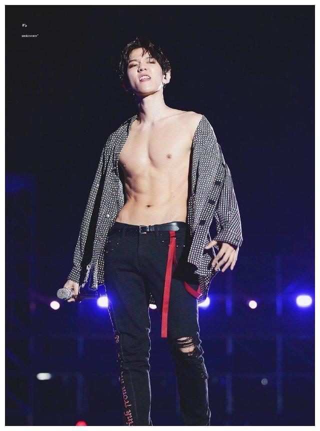 EXO全体成员腹肌大公开,九锥不仅颜值逆天腹肌也更优越