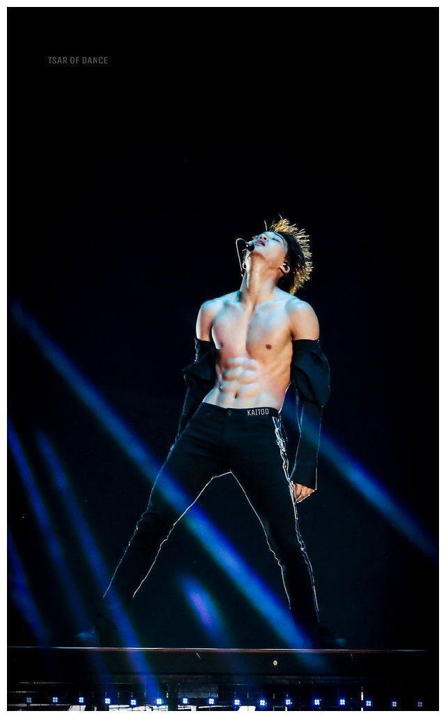 EXO全体成员腹肌大公开,九锥不仅颜值逆天腹肌也更优越