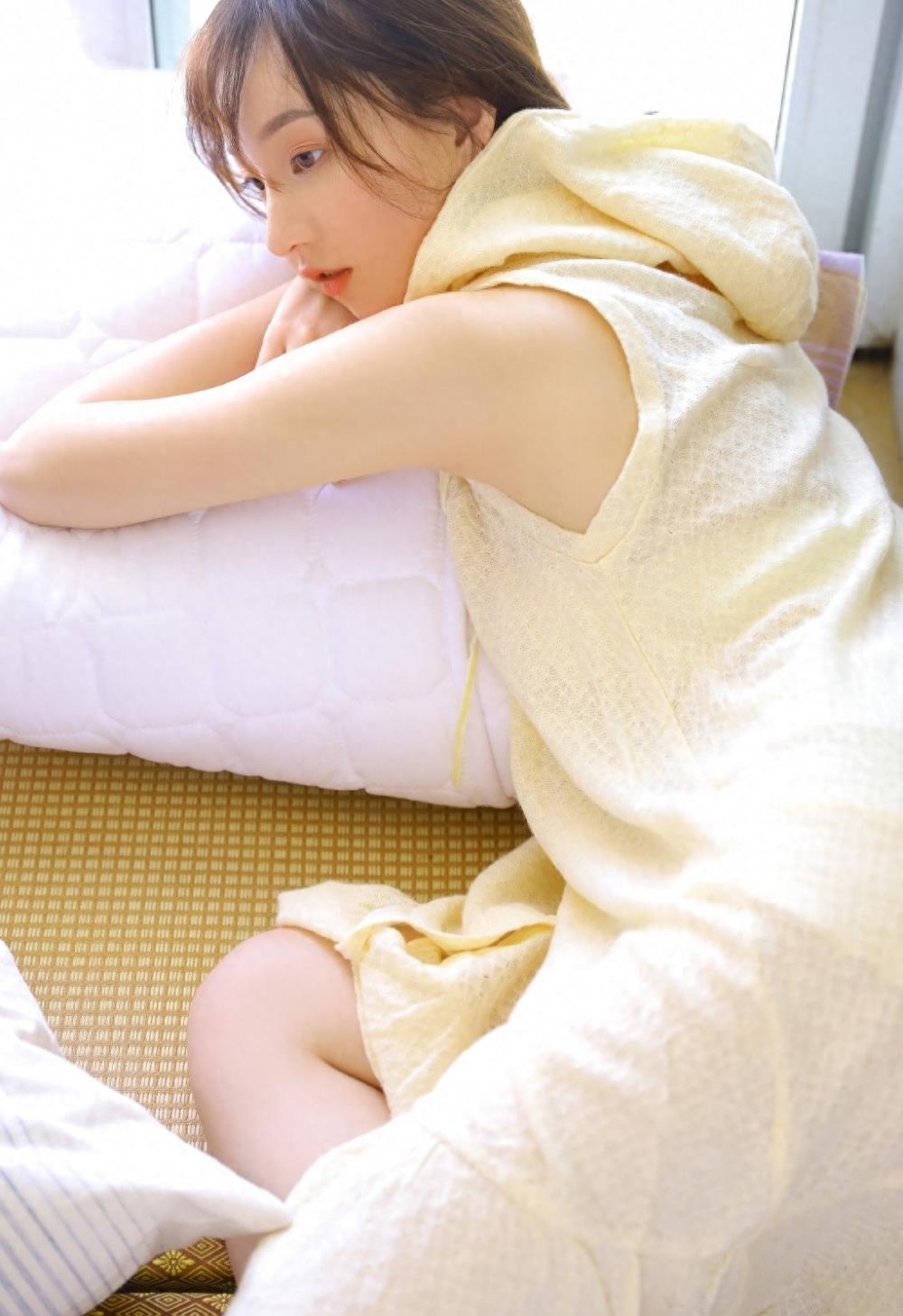 日系萝莉美女热裤美腿居家清纯养眼写真