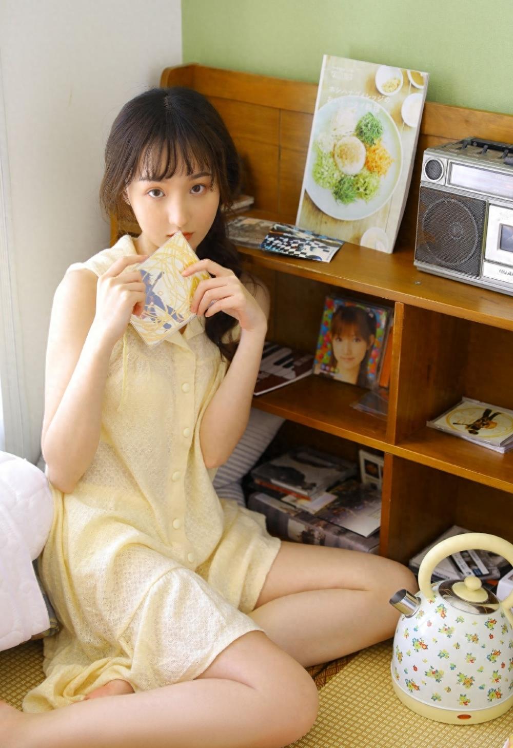 日系萝莉美女热裤美腿居家清纯养眼写真