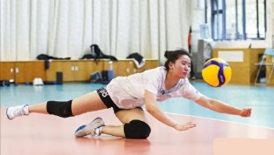 ​江苏女排最新训练照曝光：郎平钦点天才秀鱼跃救球，夺冠功臣归队